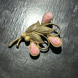 Vintage 1928 Brand Brooch Gold Tone Pink Teardrop Cabochons Faux Pearls